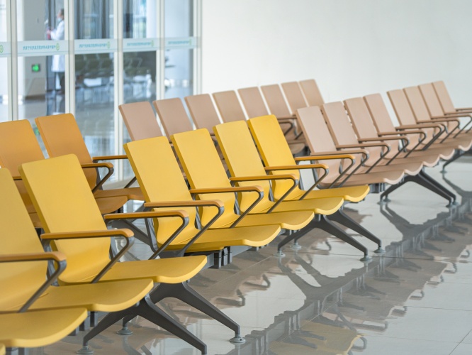 候诊椅材质选金属还是塑料？哪种更耐用？