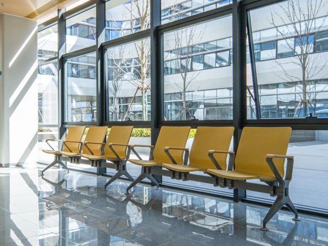 候诊椅座面选皮质还是织物？哪种更易清洁？