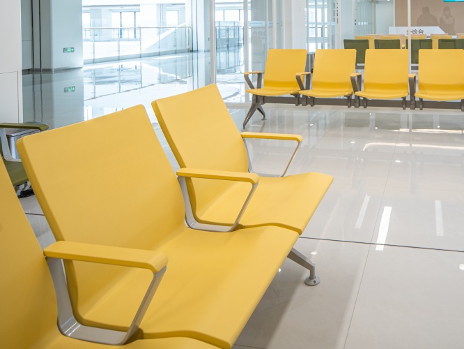 医院候诊椅的“无障碍设计”如何服务特殊患者群体？