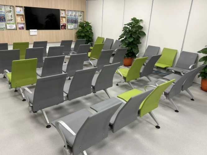 医院排椅的站脚需要多稳固？如何避免患者或家属坐翻椅子？