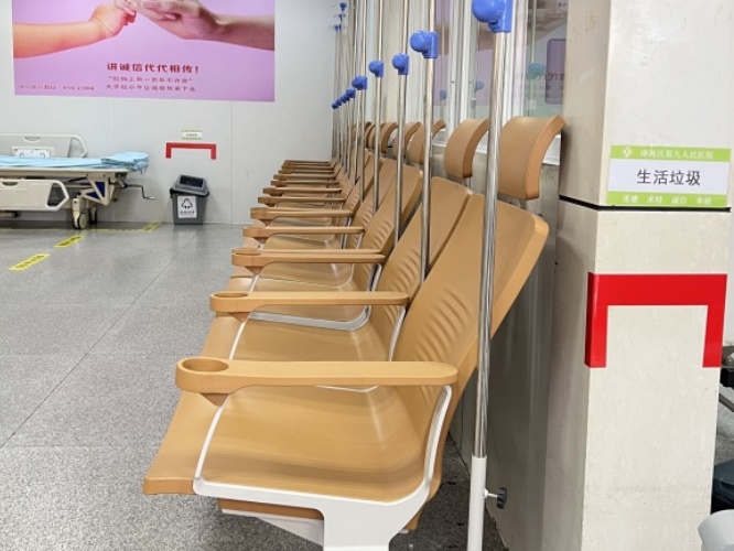 输液椅的扶手能承受患者拉力吗？哪种固定方式更可靠？