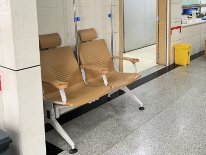 输液椅的缝隙容易藏污吗？如何设计避免清洁死角？