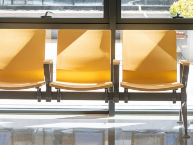 输液椅需要带哪些功能？比如可调节靠背或输液架？