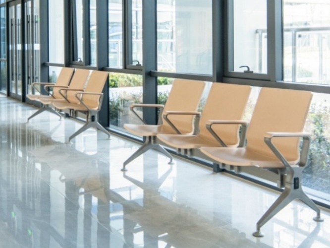 输液椅为什么比普通座椅更强调“可躺与防滑”？