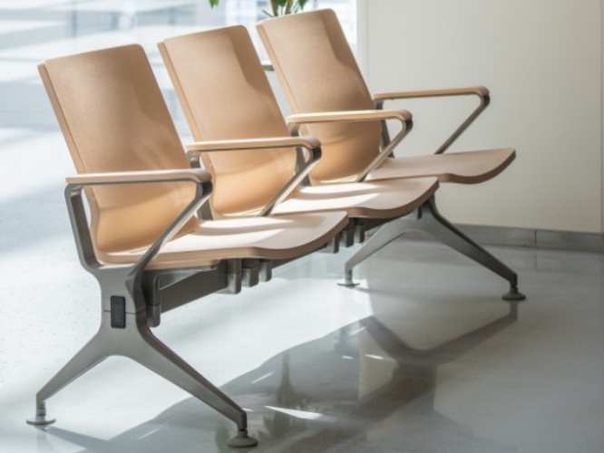 等候椅为什么开始配侧桌板和充电口？