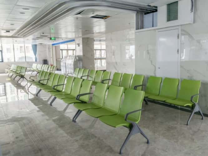 候诊椅底部为什么要留空而不是落地？